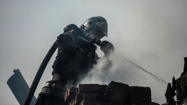 Пожарно-спасательные подразделения МЧС России ликвидируют возгорание в городе Искитим