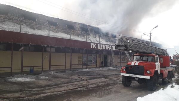 Пожарно-спасательные подразделения МЧС России ликвидируют возгорание в городе Искитим