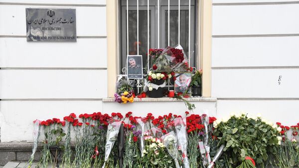 Цветы у посольства Исламской Республики Иран на Покровском бульваре в Москве после убийства генерала Касема Сулеймани