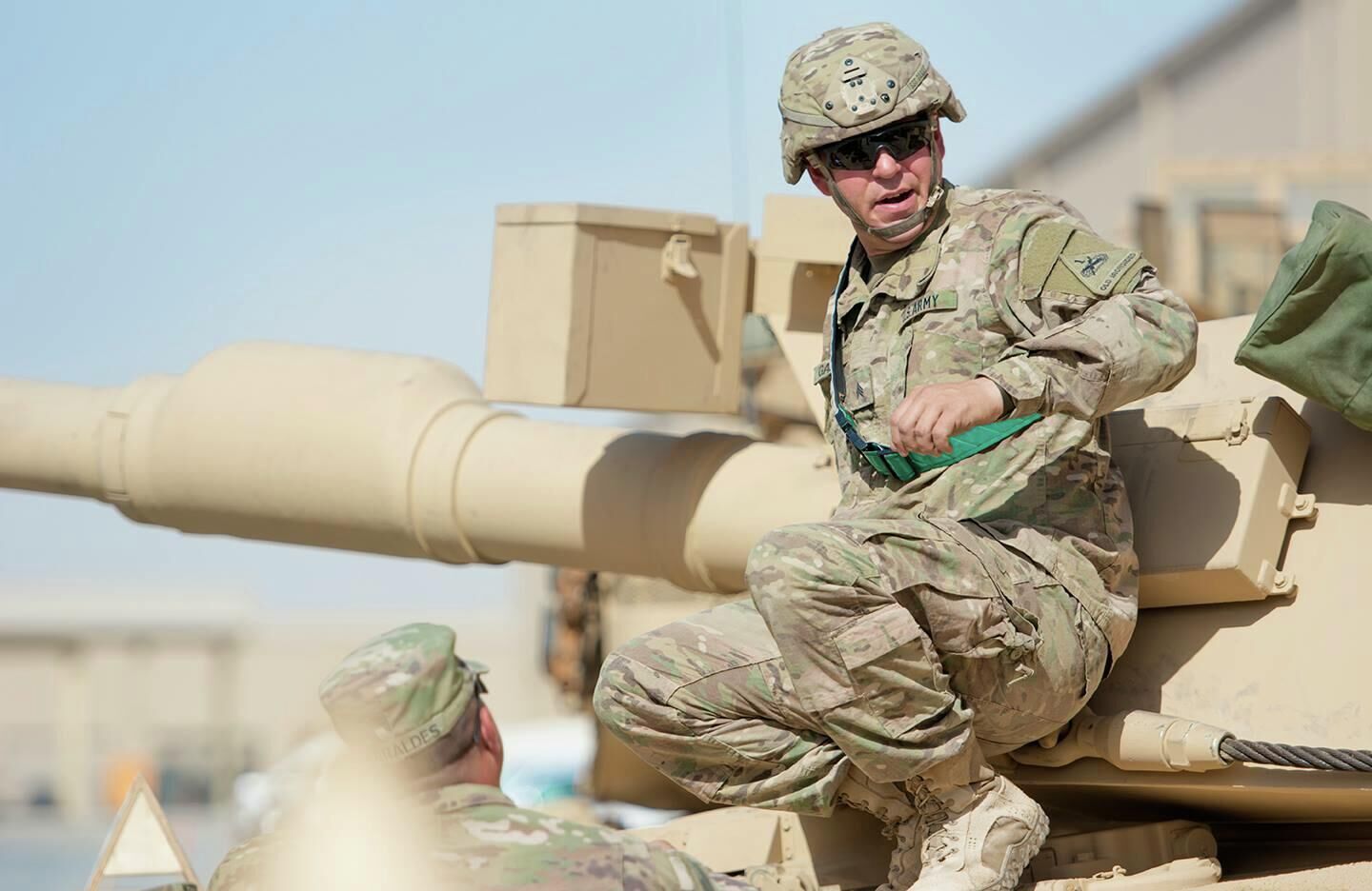 Сержант-механик армии США Д осматривает танк Абрамс M1A2 во время учений  в лагере Арифжан, Кувейт - РИА Новости, 1920, 23.06.2025