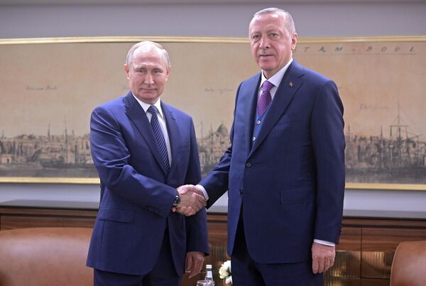 Президент РФ Владимир Путин и президент Турции Реджеп Тайип Эрдоган во время встречи в конгресс-центре Халич в Стамбуле. 8 января 2020 Президент РФ Владимир Путин и президент Турции Реджеп Тайип Эрдоган во время встречи в конгресс-центре Халич в Стамбуле. 8 января 2020