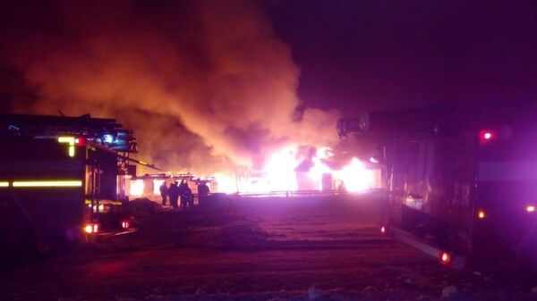Пожарно-спасательные подразделения МЧС России ликвидируют пожар в здании школы в селе Покровка Купинского района Новосибирской области