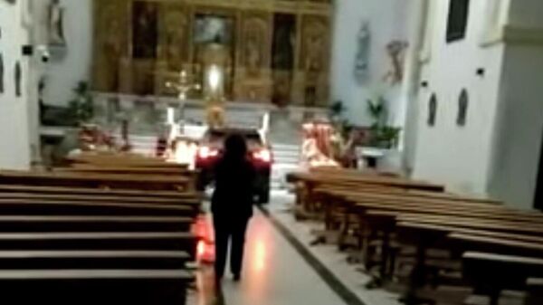 Автомобиль в церкви Святого Иоанна Евангелиста в Толедо, Испания. Стоп-кадр видео