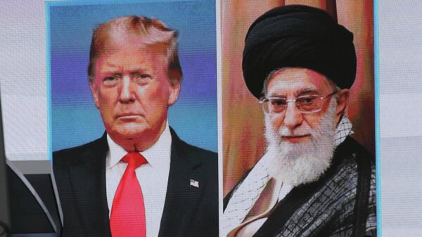 Портреты президента США Дональда Трампа и Верховного лидера Ирана Али Хаменеи 