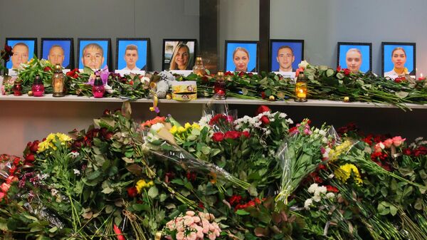 Цветы и свечи в международном аэропорту Борисполь в Киеве в память о членах экипажа пассажирского лайнера Украины Boeing 737-800, разбившегося в Тегеране