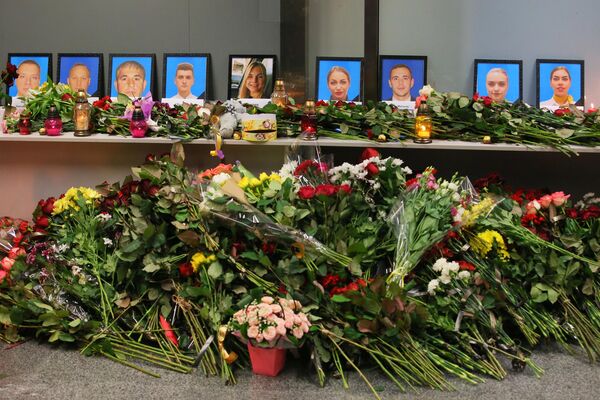 Цветы и свечи в международном аэропорту Борисполь в Киеве в память о членах экипажа пассажирского лайнера Украины Boeing 737-800, разбившегося в Тегеране
