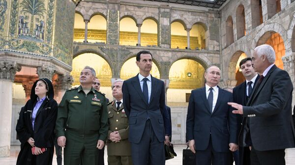 Президент РФ Владимир Путин и президент Сирии Башар Асад во время посещения мечети Омейядов в Дамаске