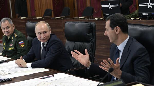 Президент РФ Владимир Путин и президент Сирии Башар Асад во время встречи в командном пункте группировки Вооруженных Сил России в Сирии