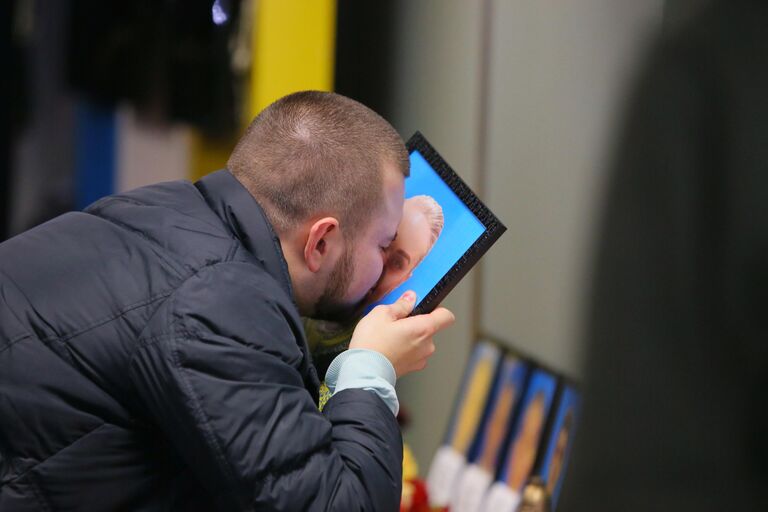 Близкий родственник одного из членов экипажа пассажирского лайнера Украины Boeing 737-800, разбившегося в Тегеране, скорбит в международном аэропорту Борисполь в Киеве