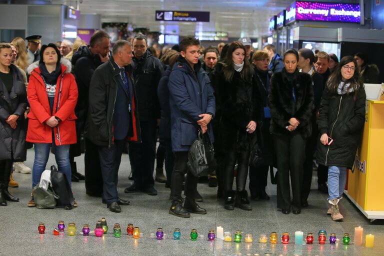 Люди у народного мемориала в международном аэропорту Борисполь в Киеве в память о членах экипажа пассажирского лайнера Украины Boeing 737-800, разбившегося в Тегеране