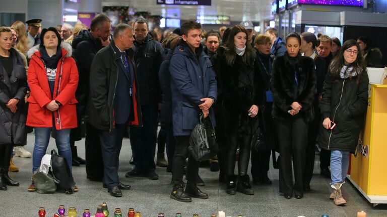 Люди у народного мемориала в международном аэропорту Борисполь в Киеве в память о членах экипажа пассажирского лайнера Украины Boeing 737-800, разбившегося в Тегеране