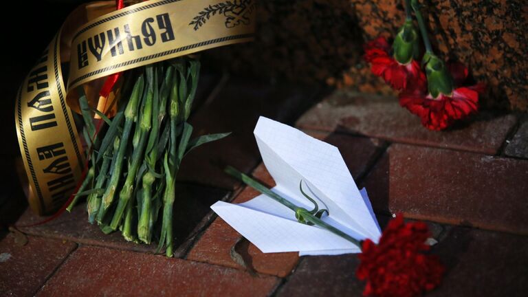 Цветы у посольства Ирана в Киеве в память о погибших в результате крушения пассажирского лайнера Украины Boeing 737-800 в Тегеране
