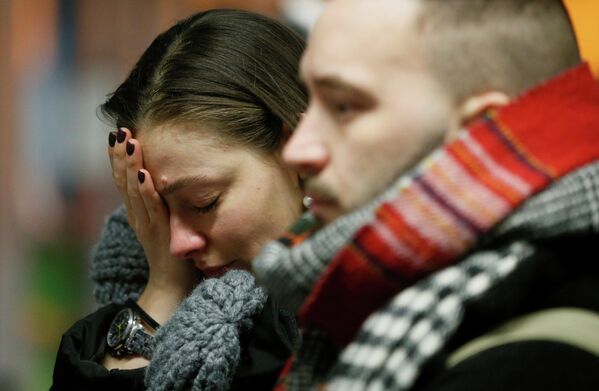 Люди у народного мемориала в международном аэропорту Борисполь в Киеве в память о членах экипажа пассажирского лайнера Украины Boeing 737-800, разбившегося в Тегеране