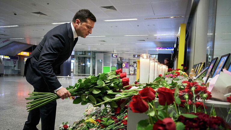 Президент Украины Владимир Зеленский возложил цветы в международном аэропорту Борисполь в Киеве в память о членах экипажа пассажирского лайнера Украины Boeing 737-800, разбившегося в Тегеране