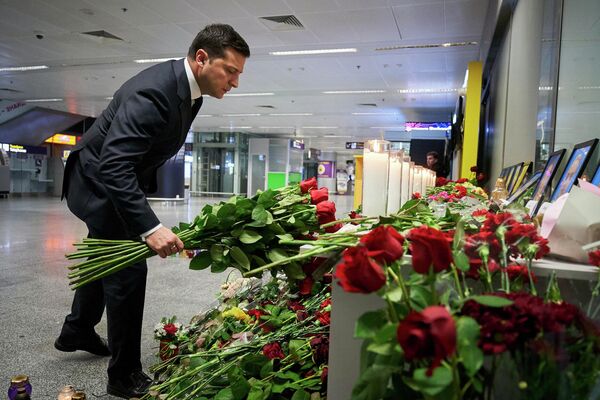 Президент Украины Владимир Зеленский возложил цветы в международном аэропорту Борисполь в Киеве в память о членах экипажа пассажирского лайнера Украины Boeing 737-800, разбившегося в Тегеране
