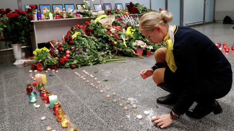 Сотрудница авиакомпании у народного мемориала в международном аэропорту Борисполь в Киеве в память о членах экипажа пассажирского лайнера Украины Boeing 737-800, разбившегося в Тегеране