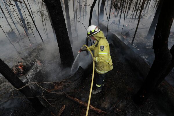 Тушение контролируемого пожара вблизи Томеронга, Австралия