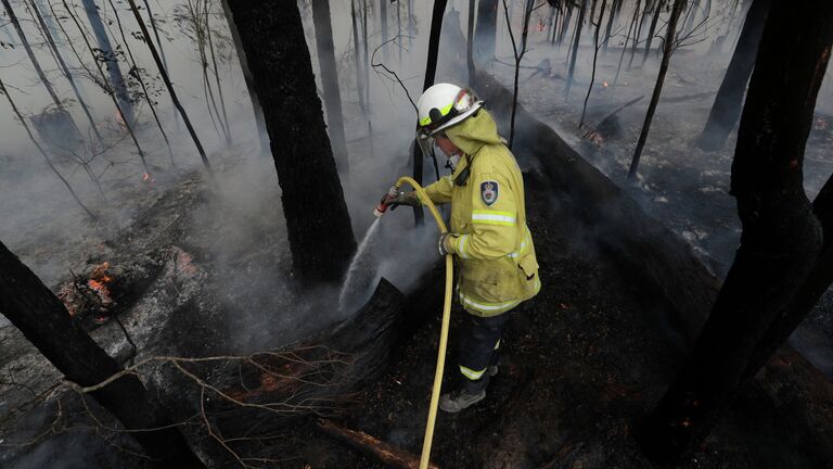 Тушение контролируемого пожара вблизи Томеронга, Австралия