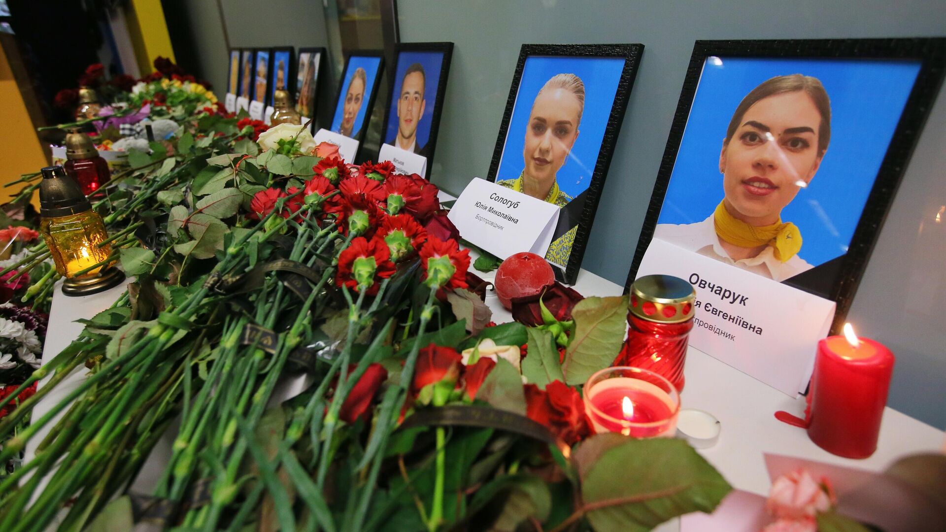 Цветы и свечи в международном аэропорту Борисполь в Киеве в память о членах экипажа пассажирского лайнера Международных авиалиний Украины Boeing 737-800, разбившегося в Тегеране - РИА Новости, 1920, 30.12.2020