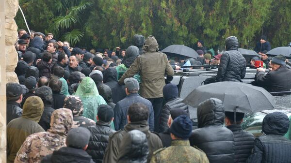 Участники акции оппозиции у здания Администрации президента Абхазии. 9 января 2020

