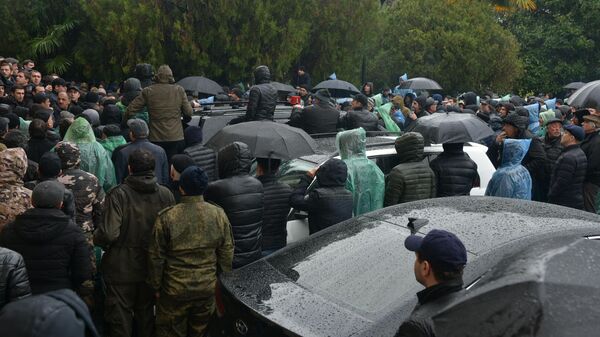 Участники акции оппозиции у здания администрации президента Абхазии