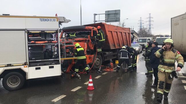 ДТП в Москве при съезде с 33 километра МКАД на улицу Старокачаловскую. 9 января 2019