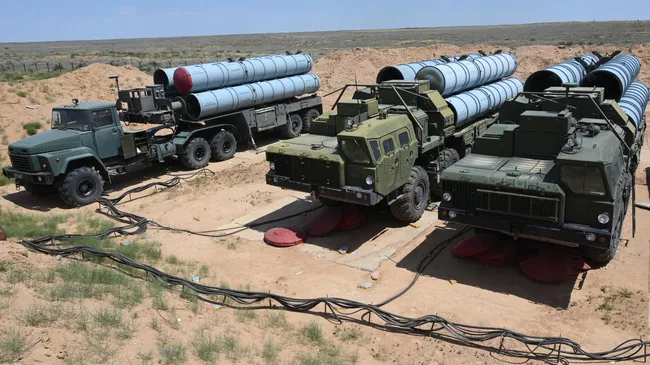 Расчеты зенитных ракетных комплексов (ЗРК) С-300