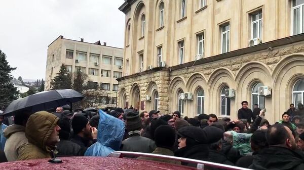 Абхазские оппозиционеры пытаются прорваться в здание администрации президента республики в Сухуме
