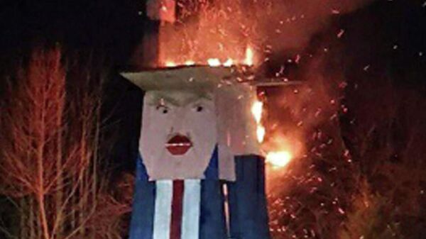 Деревянная скульптура в виде президента США Дональда Трампа горит в Моравце, Словения. 9 января 2020 