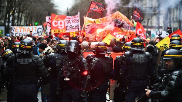 Сотрудники правоохранительных органов во время акции протеста против пенсионной реформы в Париже