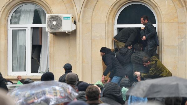 Абхазские оппозиционеры пытаются прорваться в здание администрации президента республики в Сухуме