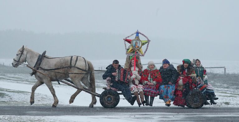 Участники колядок в селе Дубовка, Беларусь