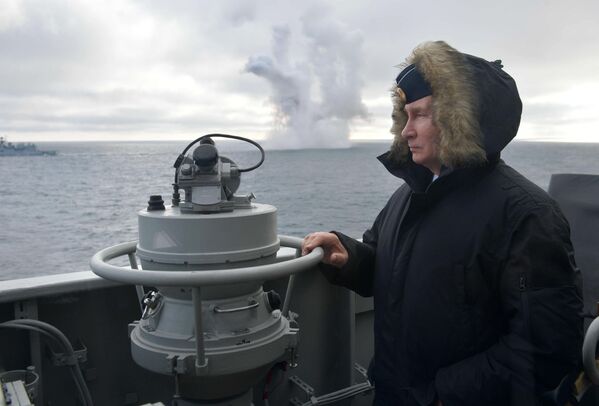 Верховный главнокомандующий ВС РФ, президент РФ Владимир Путин наблюдает за ходом совместных учений Северного и Черноморского флотов в Черном море с борта ракетного крейсера Маршал Устинов