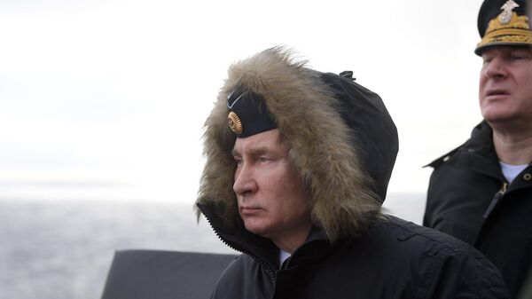 Верховный главнокомандующий ВС РФ, президент РФ Владимир Путин наблюдает за ходом совместных учений Северного и Черноморского флотов в Черном море с борта ракетного крейсера Маршал Устинов