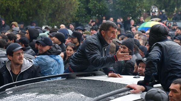 Протестующие пытаются прорваться в здание администрации президента Абхазии в Сухуме