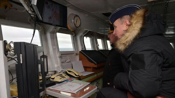 Верховный главнокомандующий ВС РФ, президент РФ Владимир Путин на борту ракетного крейсера Маршал Устинов во время совместных учений Северного и Черноморского флотов в Черном море