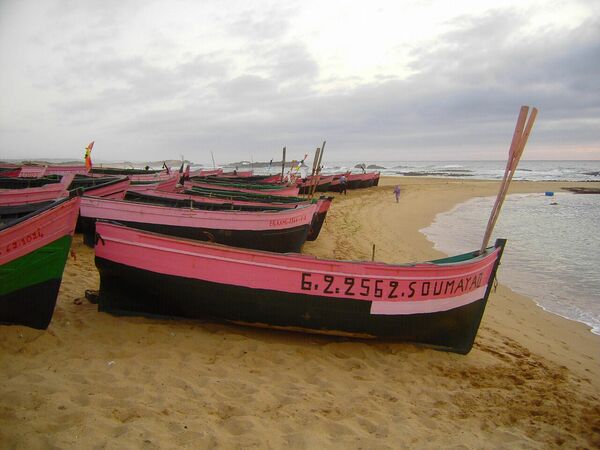 Лодки на пляже в Уалидии, Марокко