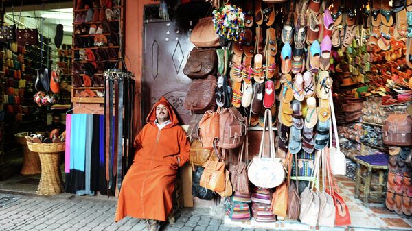 Продажа сумок и обуви на рынке в квартале Медина в Марракеше