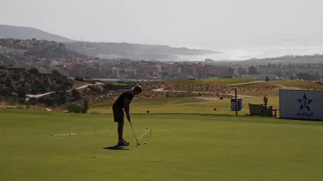 Гольфист на площадке Tazegzout Golf в Агадире