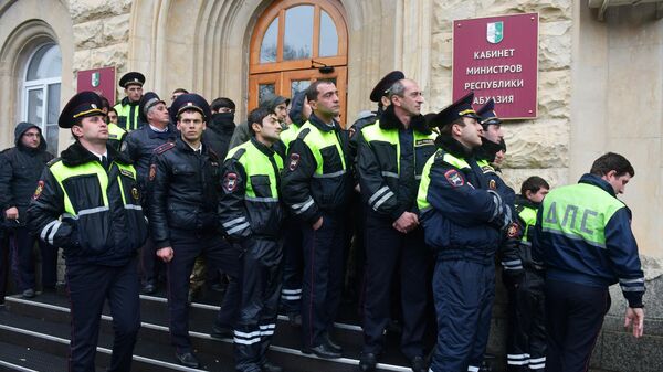 Сотрудники правоохранительных органов у здания администрации президента Республики Абхазия в Сухуме
