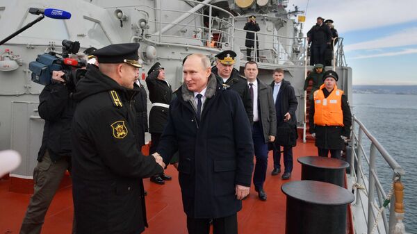 Верховный главнокомандующий ВС РФ, президент РФ Владимир Путин на борту ракетного крейсера Маршал Устинов