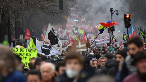 Участники акции протеста против пенсионной реформы в Париже