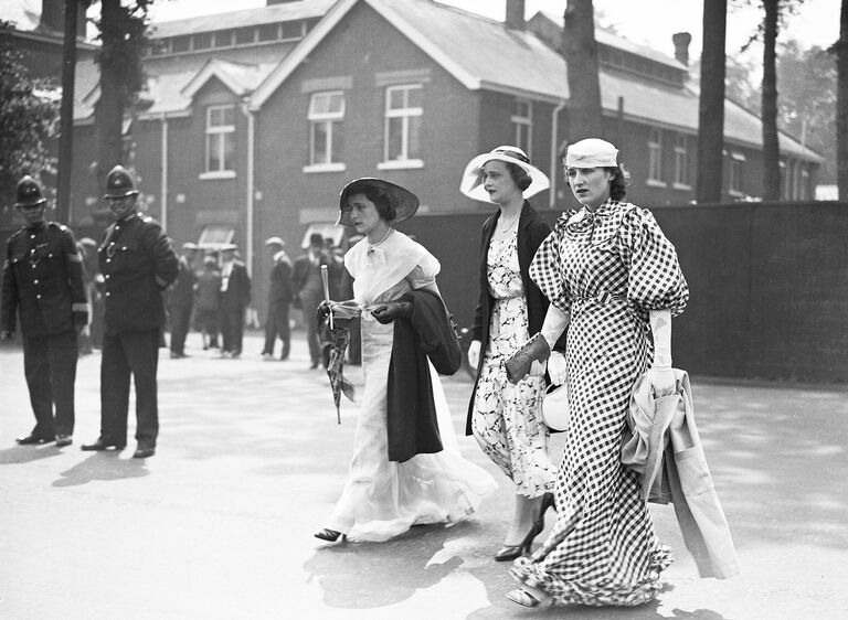 Модно одетые женщины перед началом гонок в Аскоте, Англия, 14 июня 1933 года