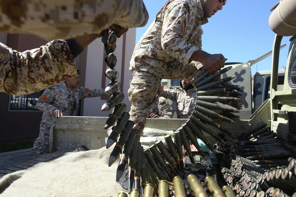 Бойцы вооруженной группировки Мисурата готовят боеприпасы перед отправкой в зону конфликта в Триполи Бойцы вооруженной группировки Мисурата готовят боеприпасы перед отправкой в зону конфликта в Триполи