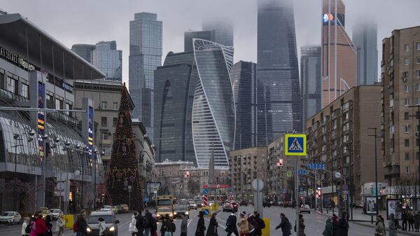 Пешеходы переходят Большую Дорогомиловскую улицу в Москве