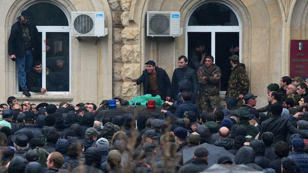 Абхазские оппозиционеры штурмуют здание администрации президента Республики Абхазия в Сухуме