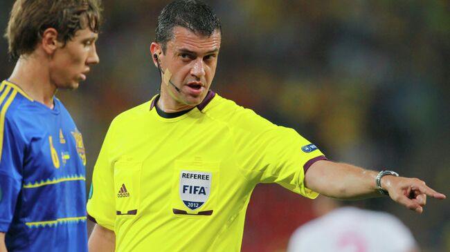 Виктор Кашшаи (справа) и игрок сборной Украины Денис Гармаш