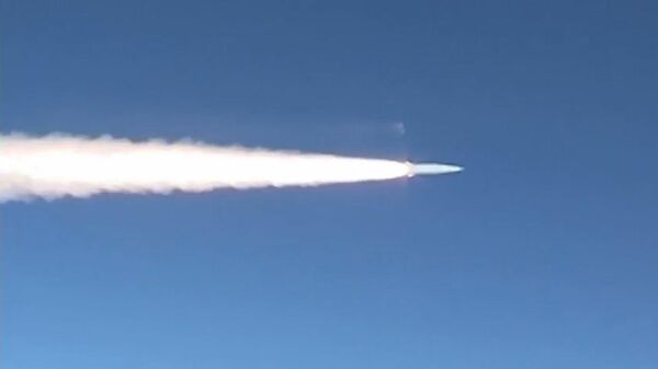 Момент пуска ракеты Кинжал в ходе учений на Черном море