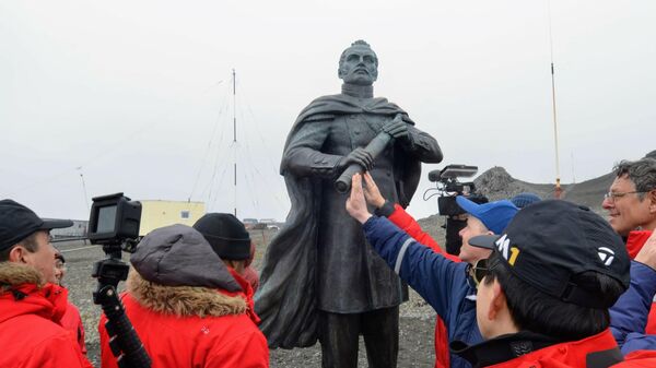 Памятник русскому мореплавателю, первооткрывателю Антарктиды Фаддею Беллинсгаузену