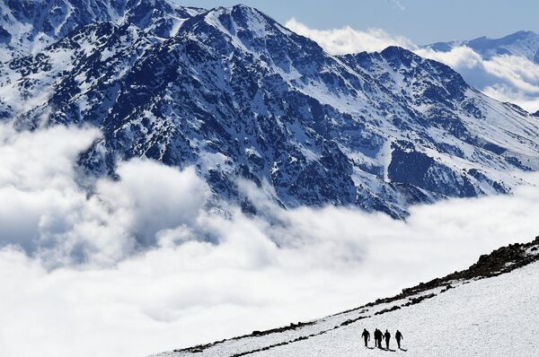 Люди на горнолыжном курорте Оукаимеден в 30 километрах от Марракеша